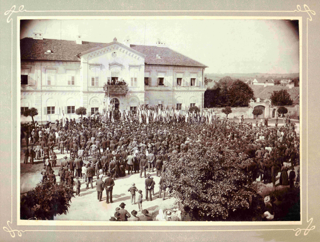 Möglicherweise eine  Wahlveranstaltung vor dem Bezirksgericht zur Reichstagswahl 1910