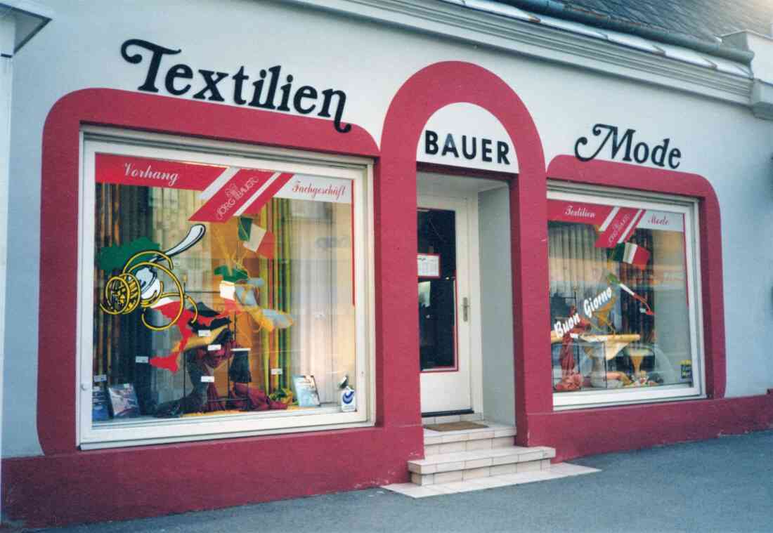 EuroWart 1997: Prämiertes Schaufenster der Fa. Textil und Mode Bauer (Wienerstraße 3, linkes Geschäftslokal)