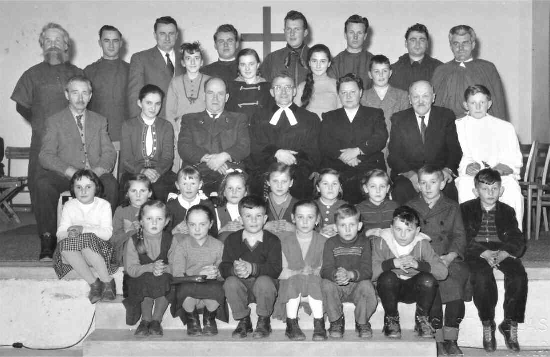 Evang. Pfarrgemeinde AB: Gruppenfoto mit der Gemeindeleitung, Kindergruppe und Laienspielern