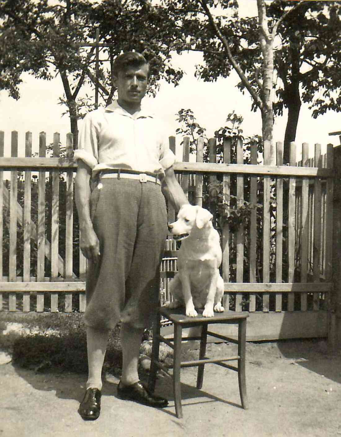 Ludwig Kiss (Schlosser) mit dem Haushund Buffi