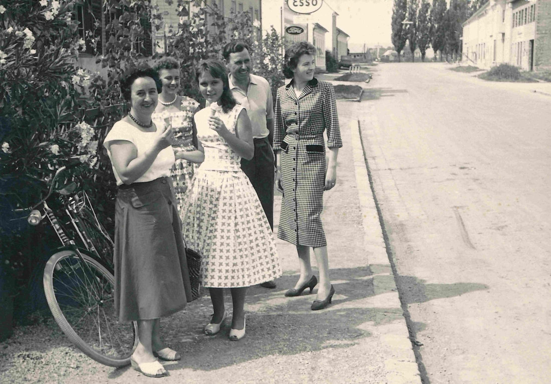Gruppe mit dem Ehepaar Kurz vor dem Gasthof Neubauer - Wienerstraße 35