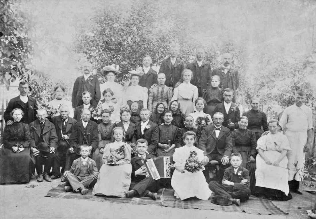 Die Hochzeitsgesellschaft der Hochzeit von Karoline Kasper (*1885/+1966)) und Alexander Zambo (*1880/+1949)