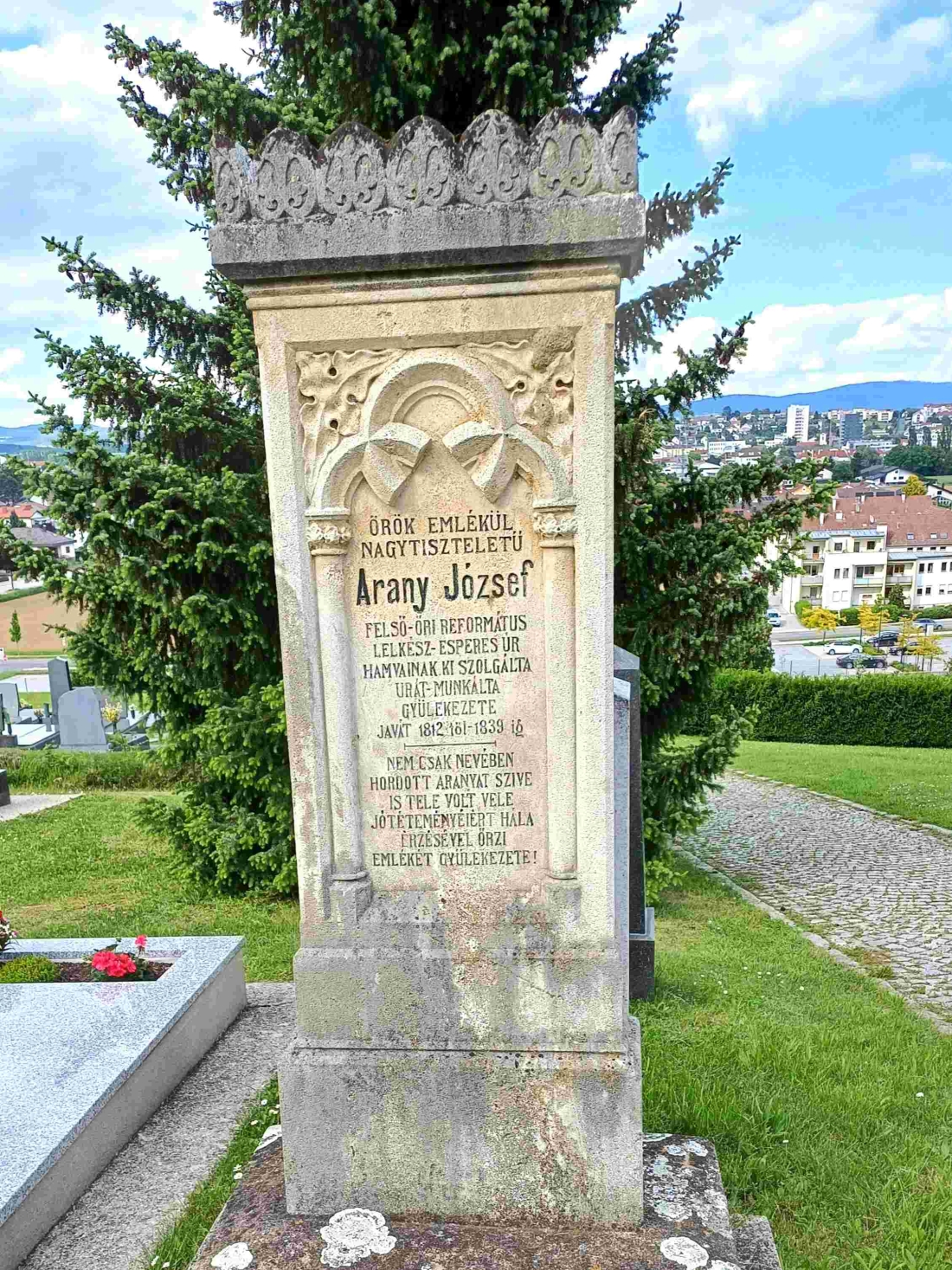 Reformierte Pfarrgemeinde: Gedenkstein über dem Grab von Pfarrer Jozsef Arany