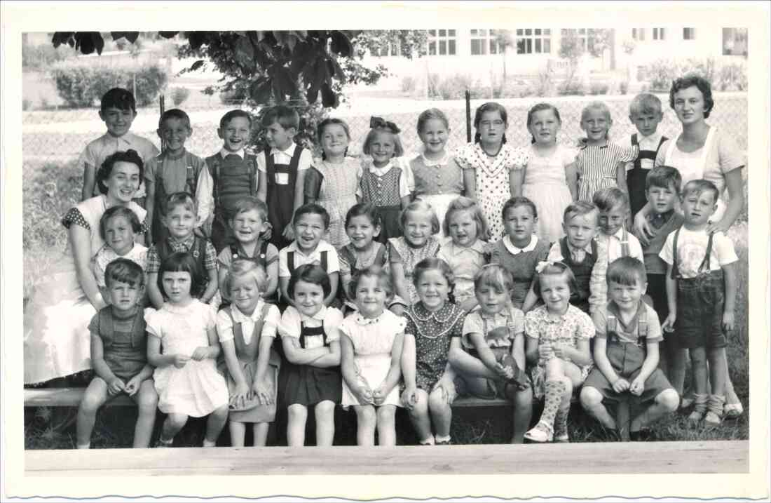 Städtischer Kindergarten: Gruppe mit den Pädagoginnen "Tante Grete" Schmaldienst und "Tante Martha" Jelinek (geb. Mikula)