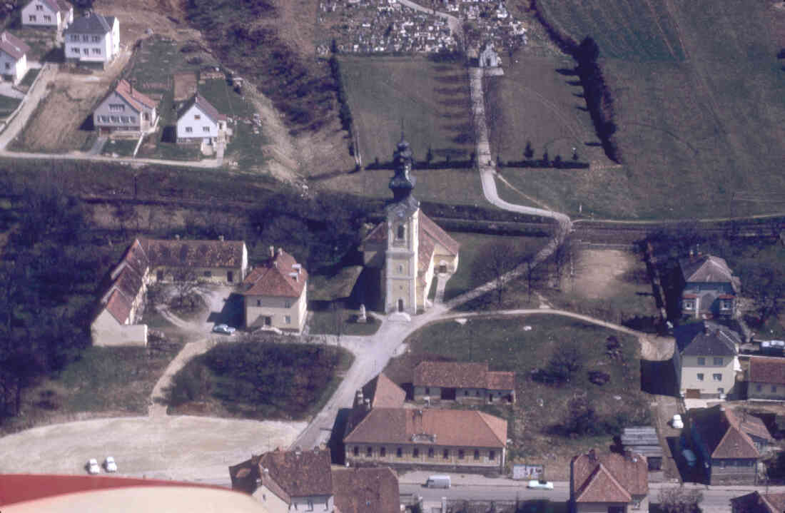 Flugaufnahme/Luftbild: Röm. kath. Pfarrkirche Maria Himmelfahrt mit Schule und Pfarrhaus;