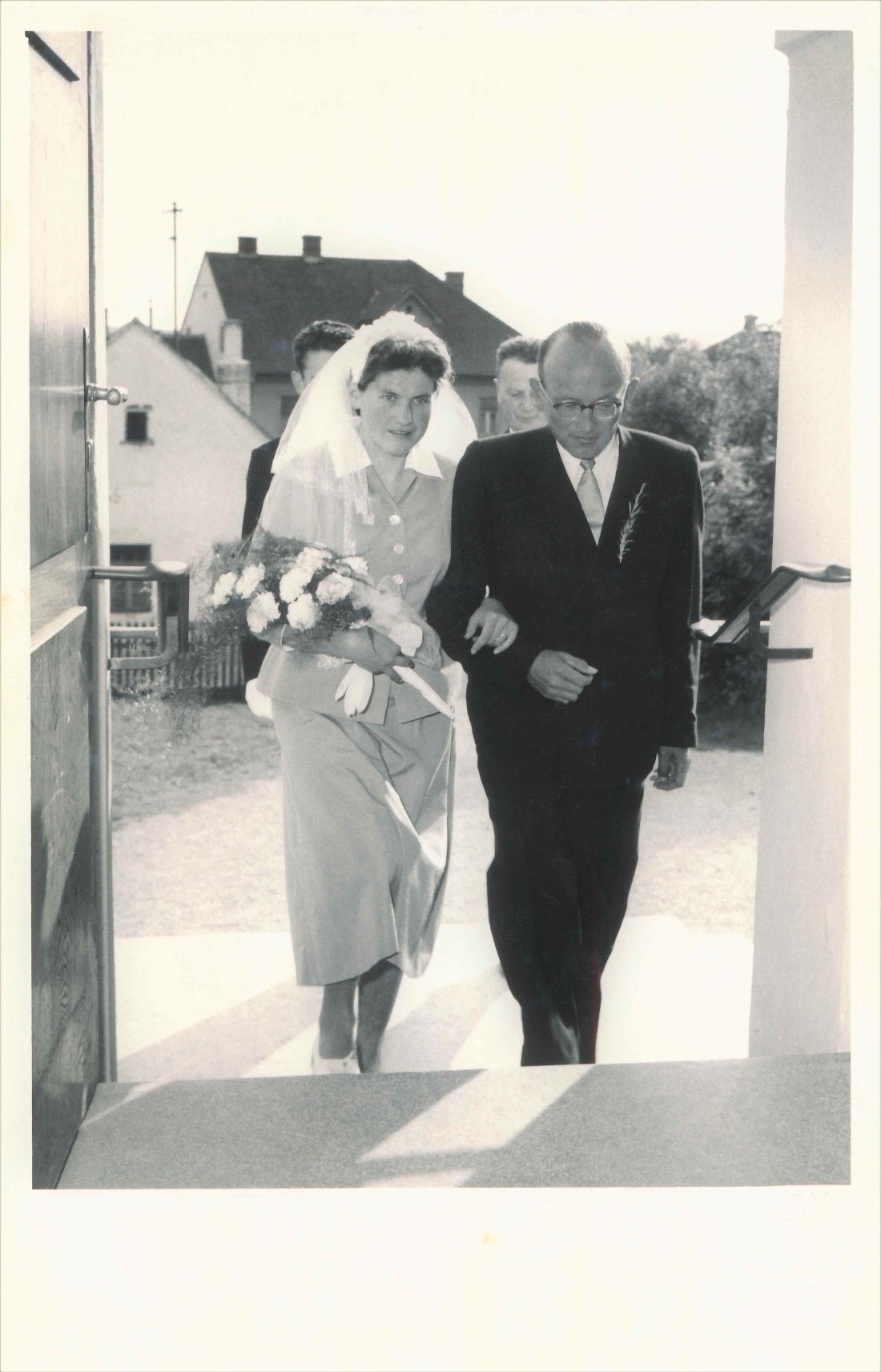 Röm. kath. Pfarre: Hochzeit Josef Krutzler (*1933) und Gisela Ritter (*1936): Einzug der Braut