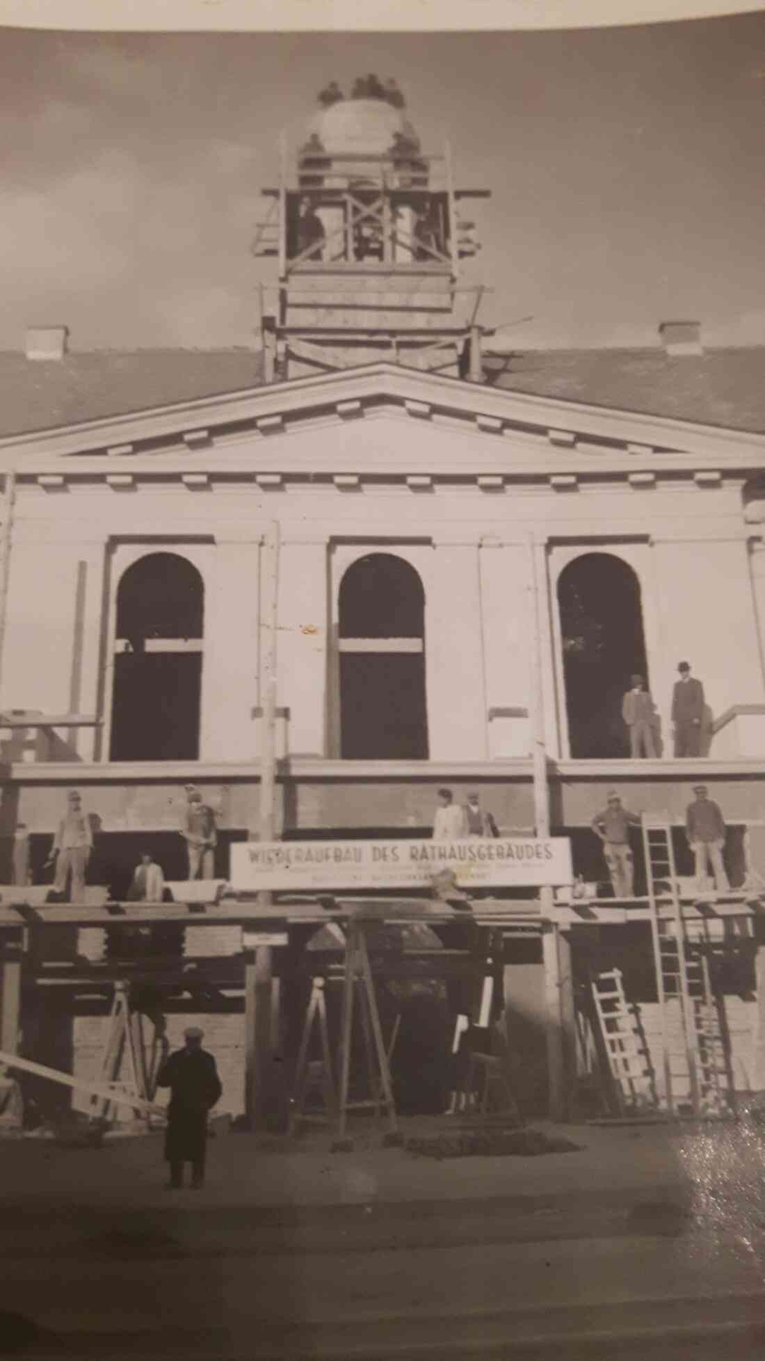 Stadtgemeinde: Rathaus - Wiederaufbau nach der Zerstörung im Jahre 1945
