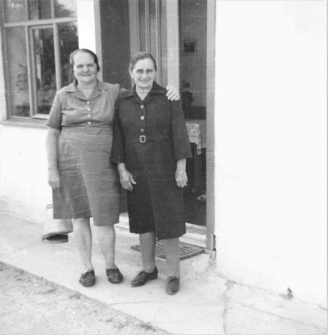 Anna Zsamar rechts bei ihrer Freundin Gisela Huber