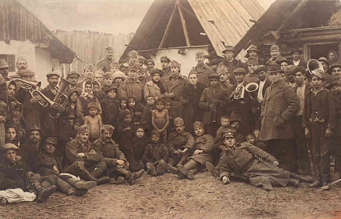 1. Romasiedlung "Zigeunerkolonie" in der heutigen Mühlgasse  mit Soldaten und einer Romakapelle