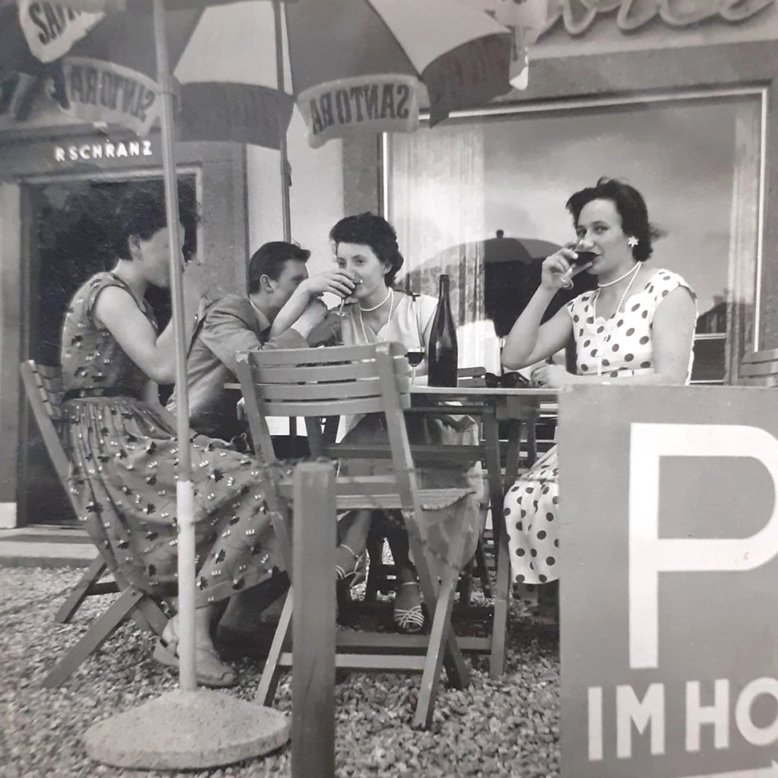 Gruppe junger Damen im Santora Espresso - Cafe Reinhold Schranz (Wienerstraße 52) - Kalchbrenner/Grimmlinger