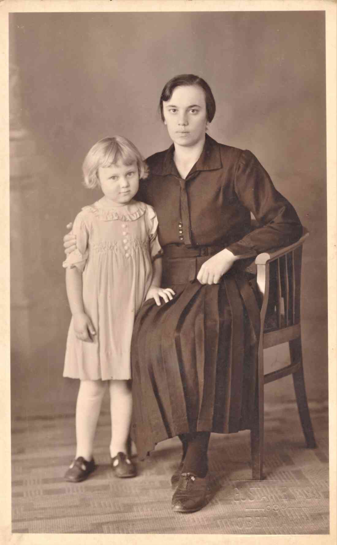 Tochter Juliana (verh. Topler, *1934 / +2022) und Mutter Juliana (geb. Böcskör, *1911 / +2000) Benkö - Grazerstraße 88 (Portrait)