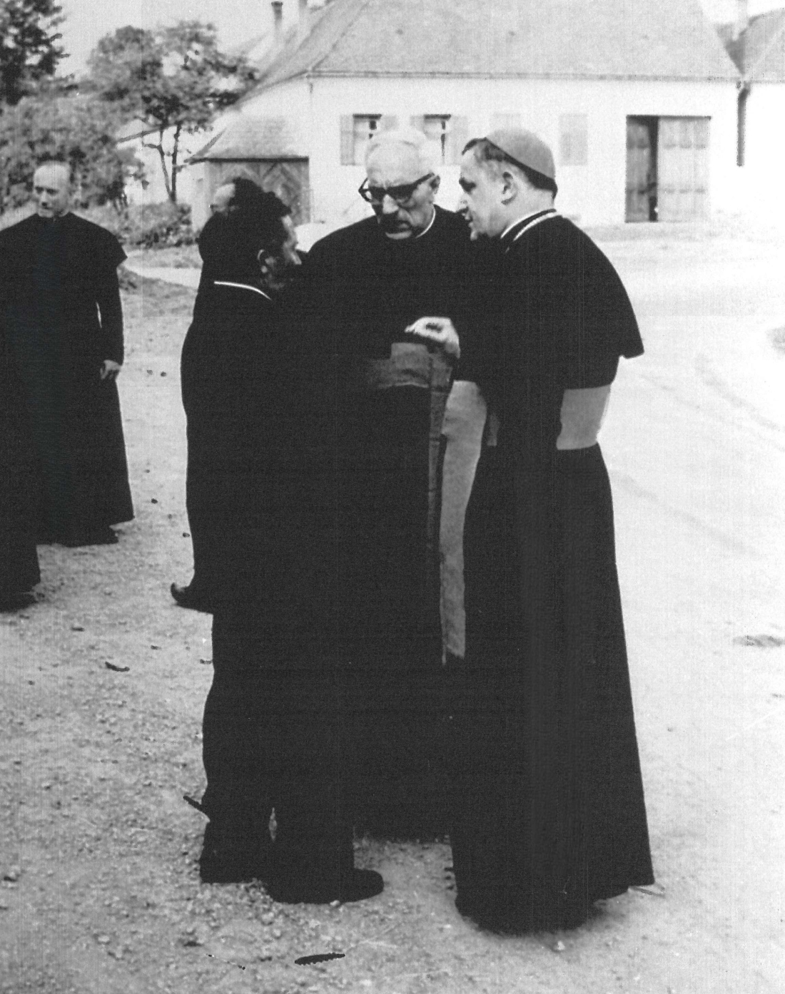 St. Martin: Bürgermeister, Pfarrer und Bischof im Gespräch nach der Firmungsmesse 1965 vor dem Gasthaus Röhrling - Stelzer/Jagenbrein/Lazslo