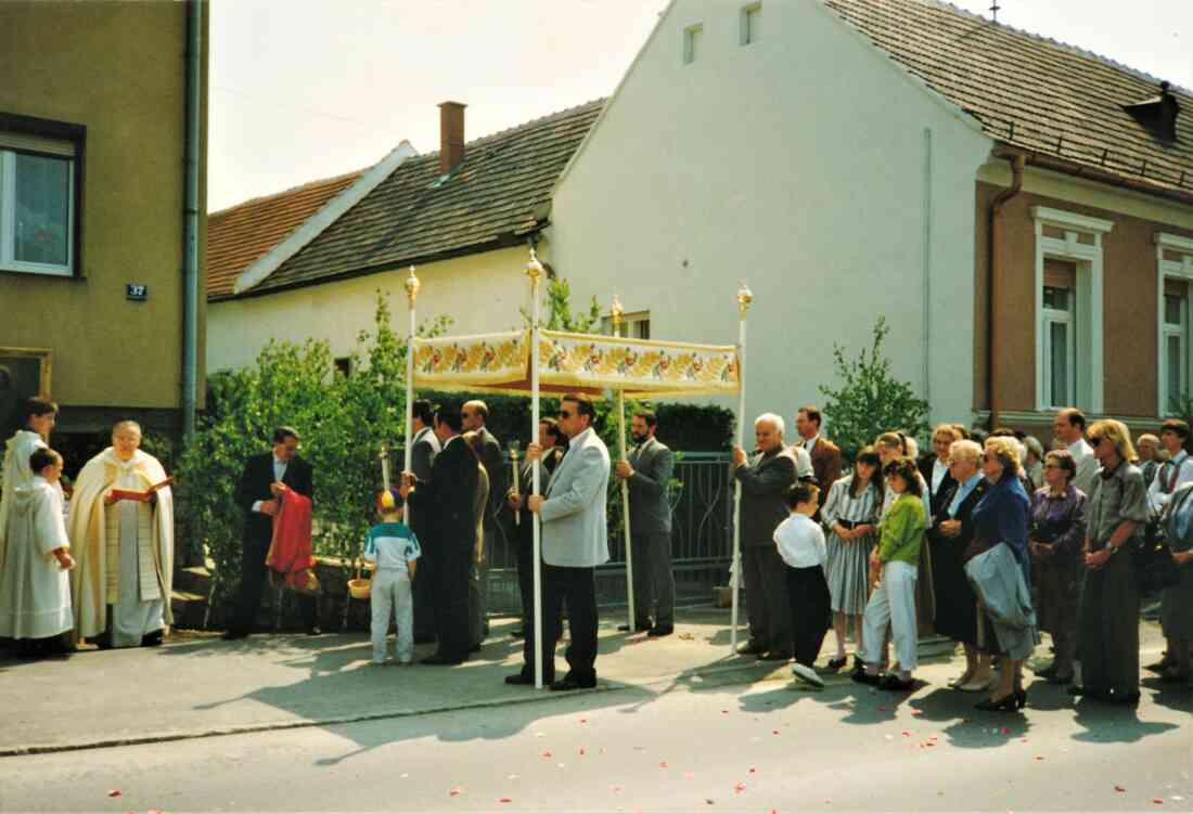 Röm. kath. Pfarre: Fronleichnamsprozession - vor dem Haus Lonyai (Steinamangererstraße 17)