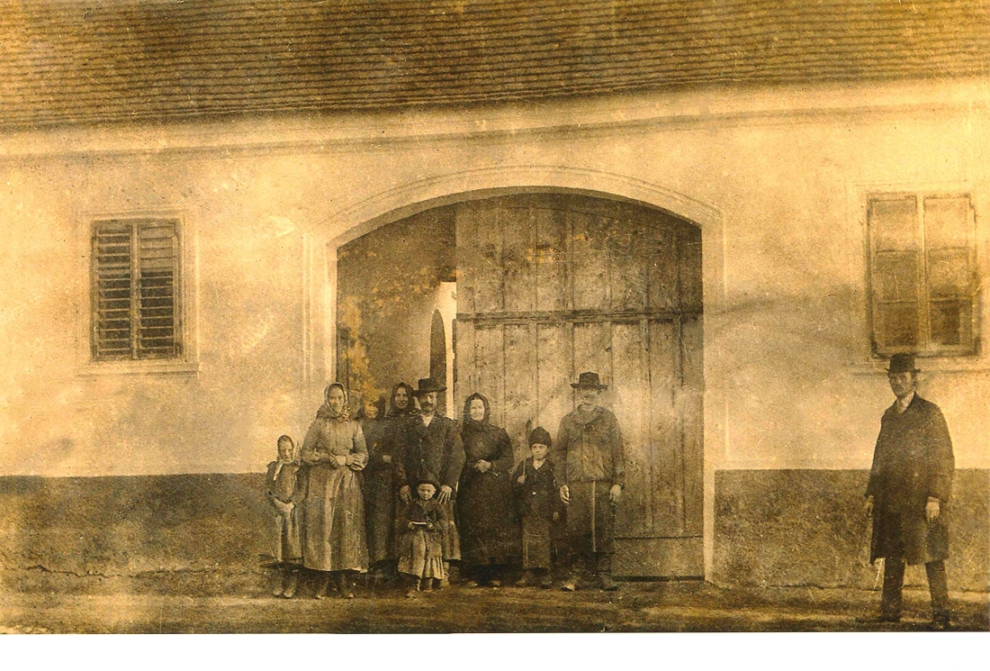 Gruppenbild der Fam. Halper vor dem Haus St. Martin Nr. 33 / Oberwarter Straße 41