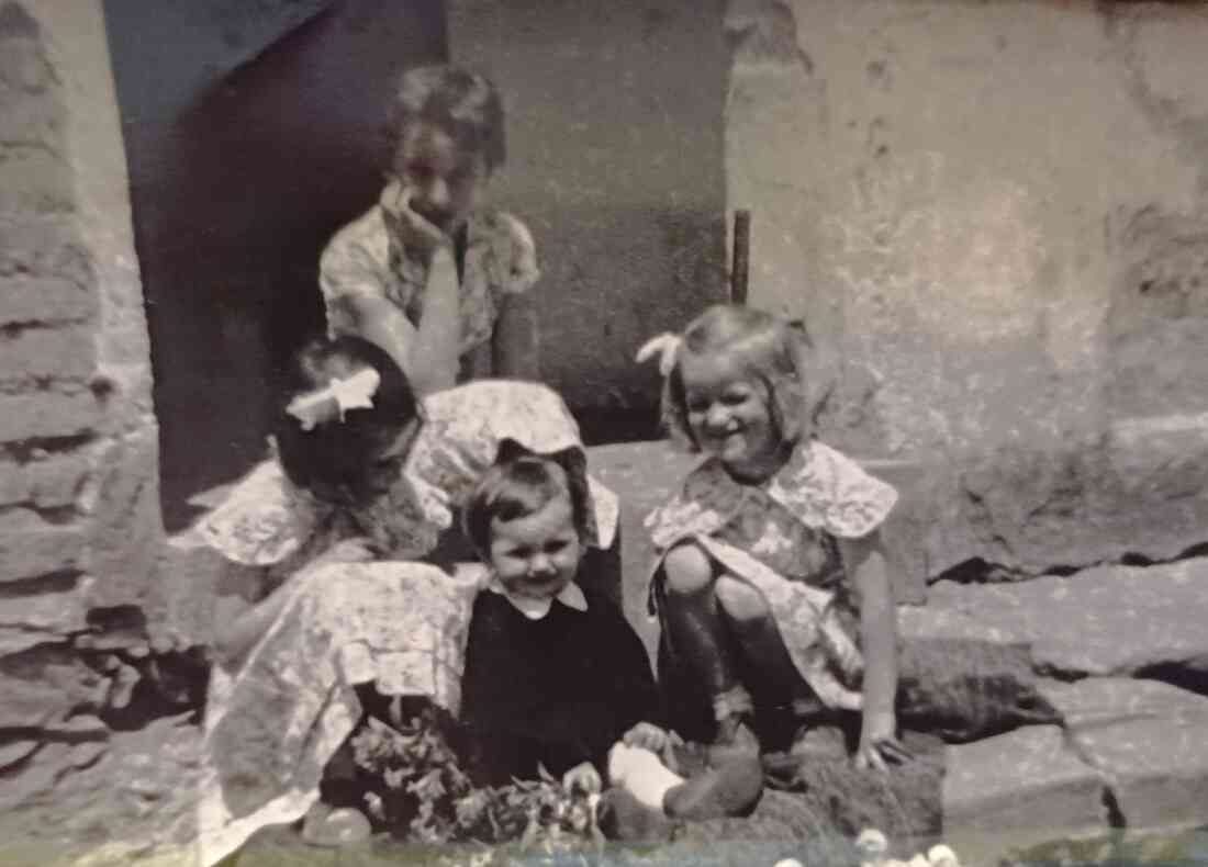 Kindergruppe um Etus Gangoly - Ruzsa