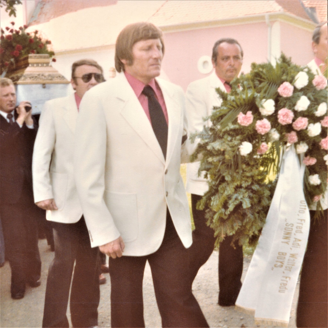 Begräbnis Julius "Jussi" Nemeth jun. (*1949/+1978): Geleit durch die Musikerkollegen der "Sonny Boys" (Wertner/Benedek/Frebel)