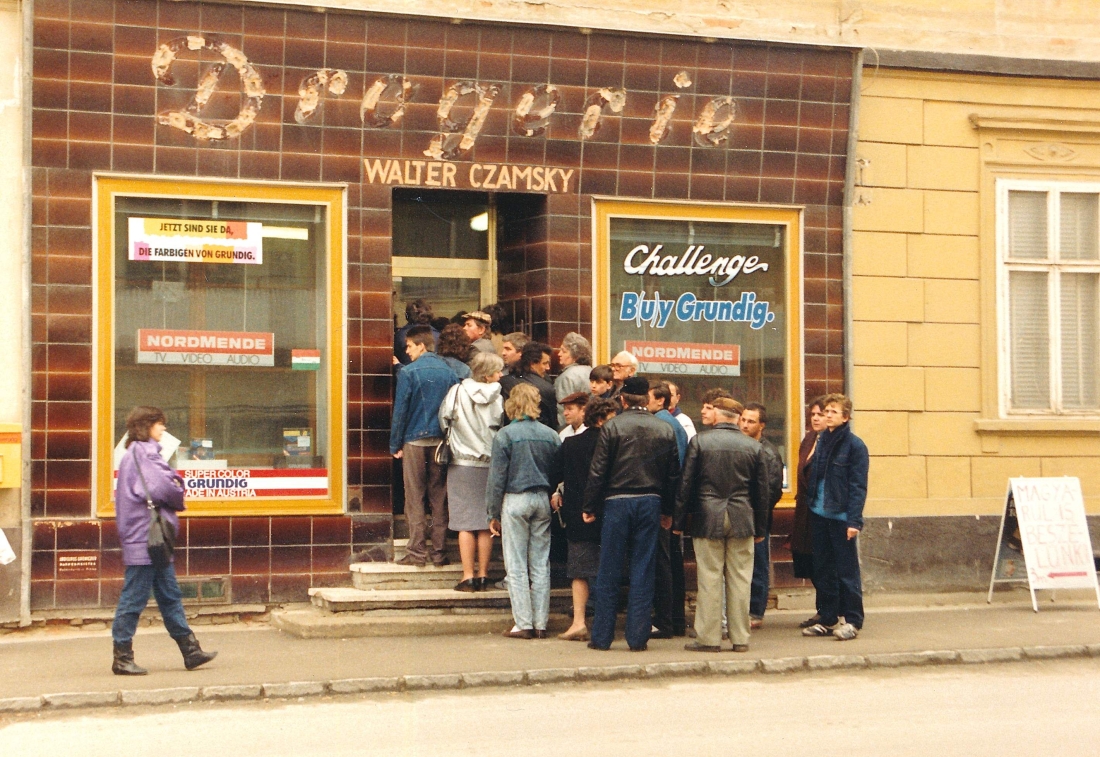 Letzter Verkaufstag im Elektro-Billig-Laden in der ehemaligen Drogerie Csamsky (Paganyhaus - Hauptplatz 11)