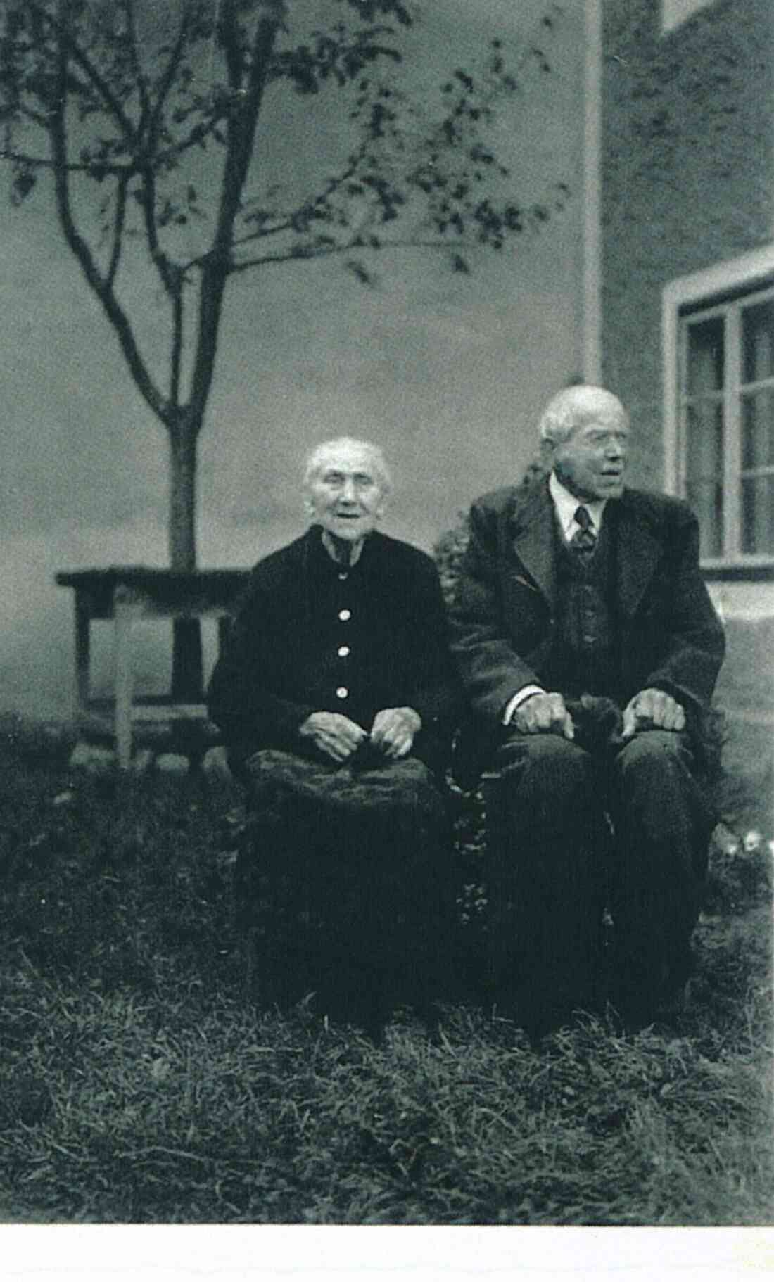 Das Ehepaar Tischlermeister Johann Pfeiler (*1873/+1956) und Maria Pfeiler (geb. Maul, *1873/+1958) – OW 209 / Johann-Straußgasse 10