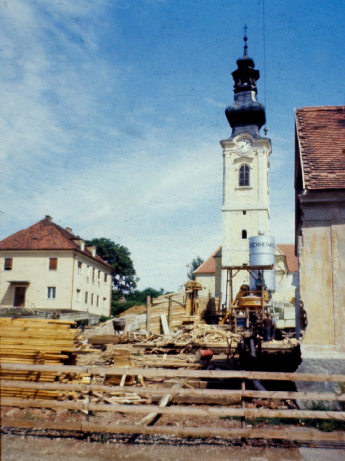 Abriss der Kath. Schule auf Grund des Baubeginns der neuen röm. kath. Osterkirche (Steinamangererstraße 15)