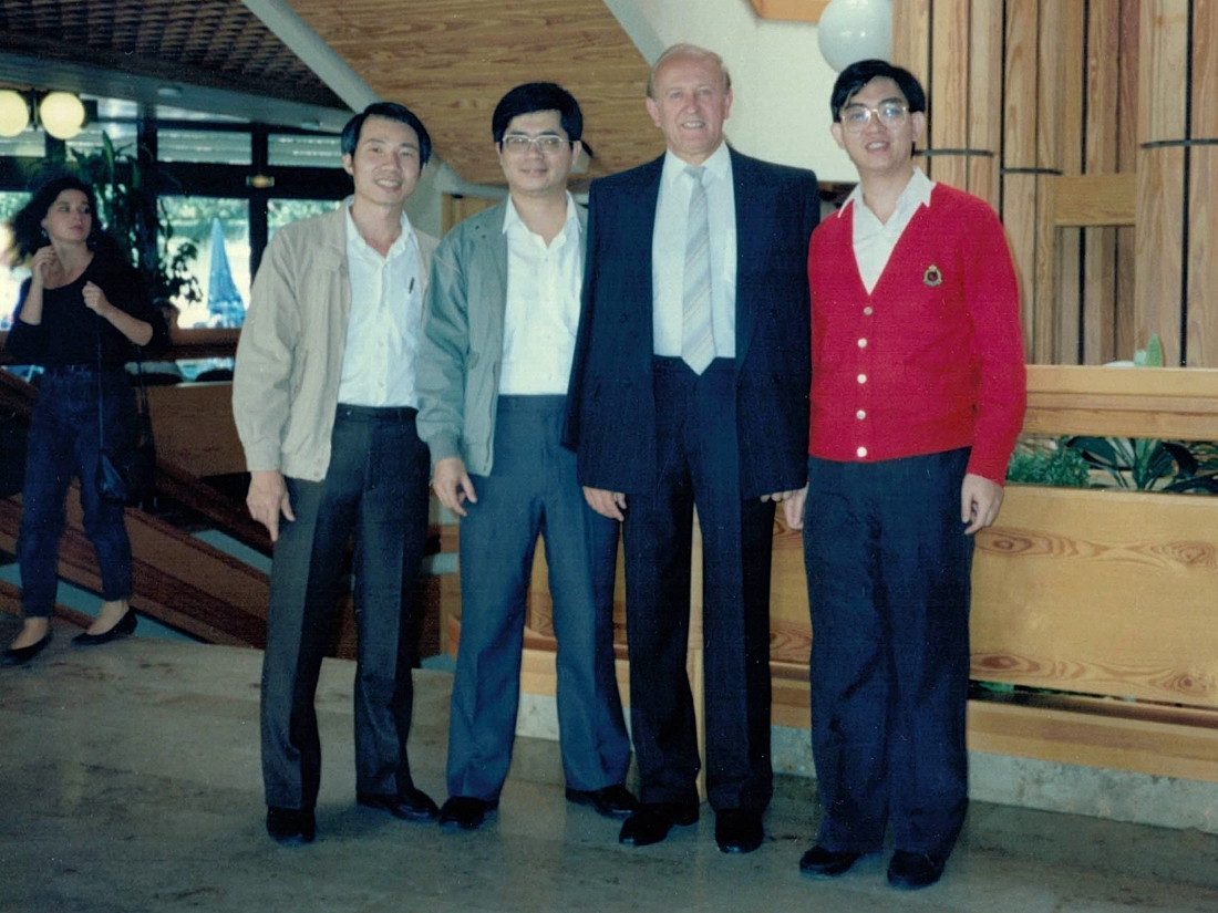 OHProf. Gerhard Schönfeldinger (Leiters der Expositur der Grazer Hochschule für Musik in Oberschützen) mit den Musikern des Shiny Trios aus Taiwan