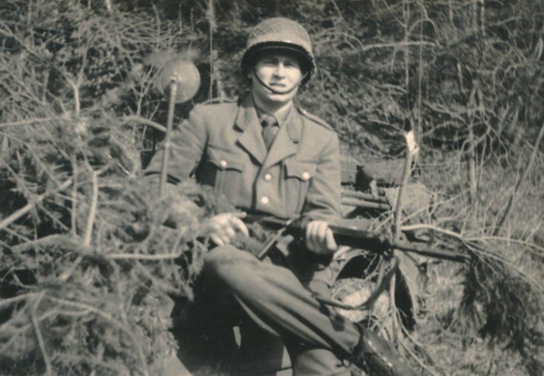 Alexander Adorjan als Soldat des Österreichischen Bundesheeres mit dem Sturmgewehr 58 (StG 58)