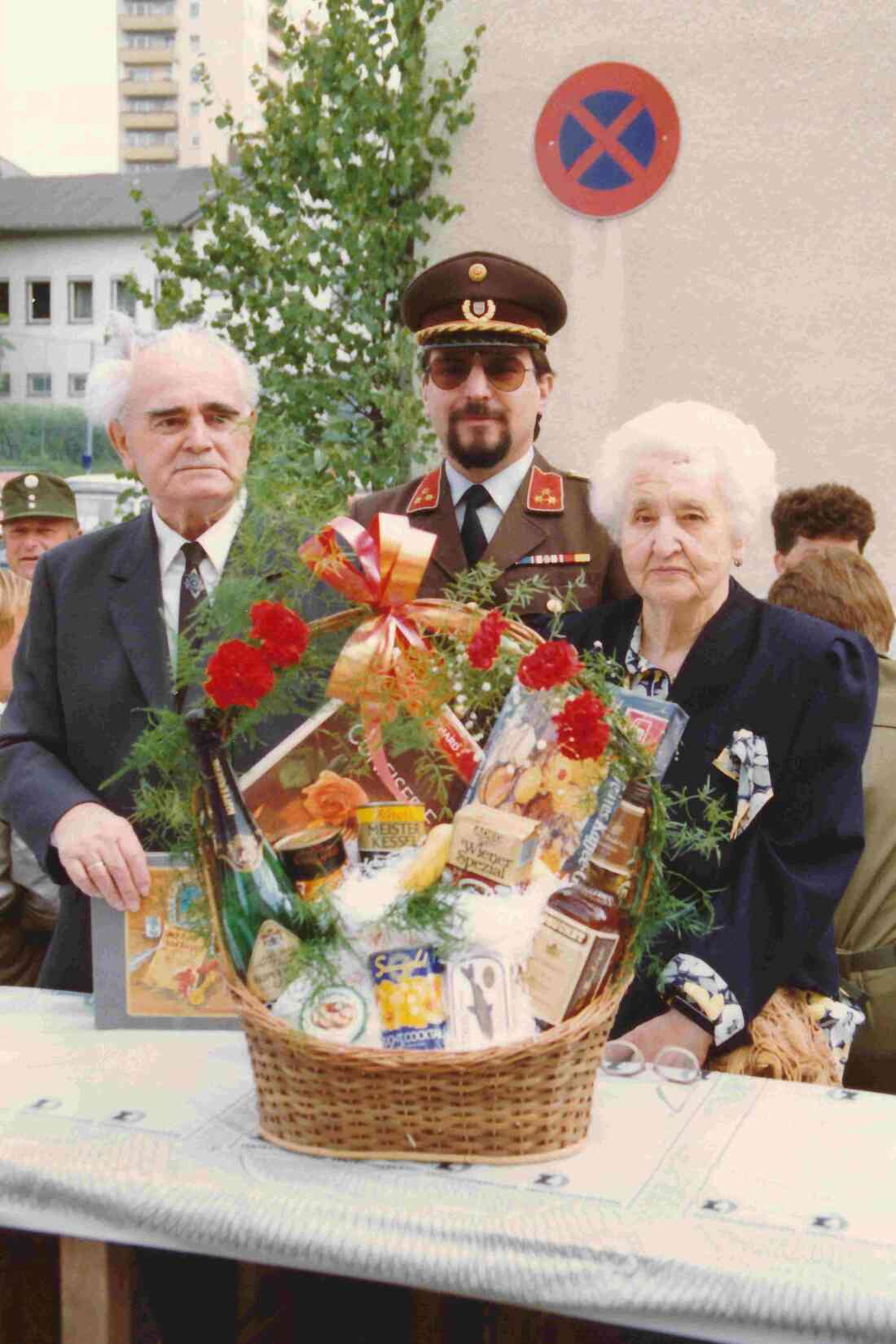Feuerwehr: Kdt. Ernst Imre gratuliert dem Ehren-Kdt. der Stadtfeuerwehr Alexander Granich (*1910 /+1991) zum 80-er
