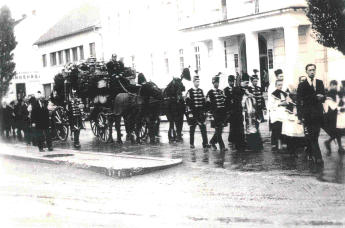 Begräbnis: wahrscheinlich von Alois Lukitsch sen. (*1872 /+1953) mit Galawagen der Bestattung Tölly (röm. kath)