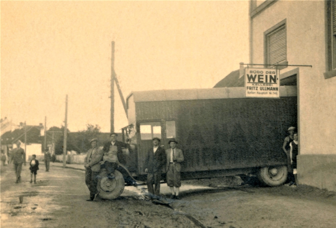 Ein "Spezial-LKW" vor dem Haus Wienerstraße 25 (Brennerhaus) - Benedek/Büro und Kellerei der Weinhandlung Ullmann