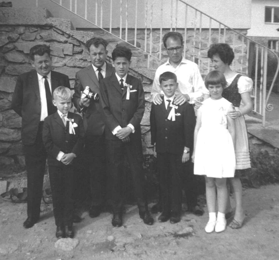 Firmungsbild rund um die Familie Erdely/Bauer