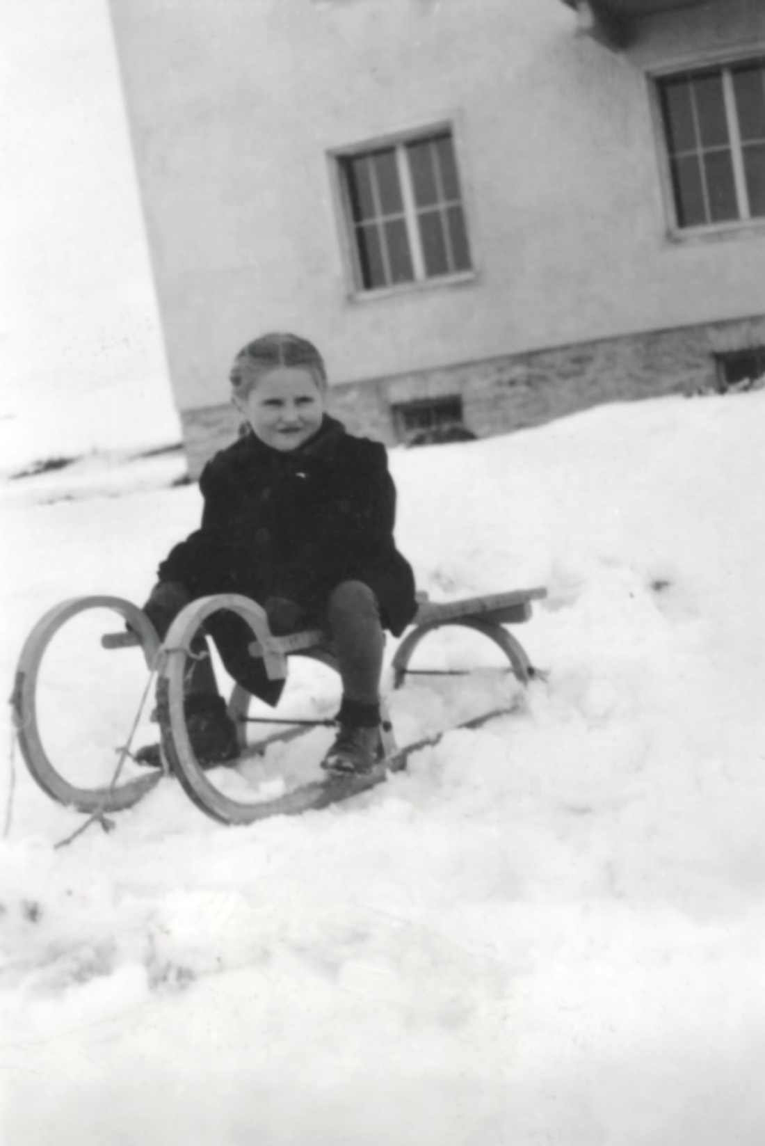 Elisabeth Tölly auf ihrer Rodel im Schnee
