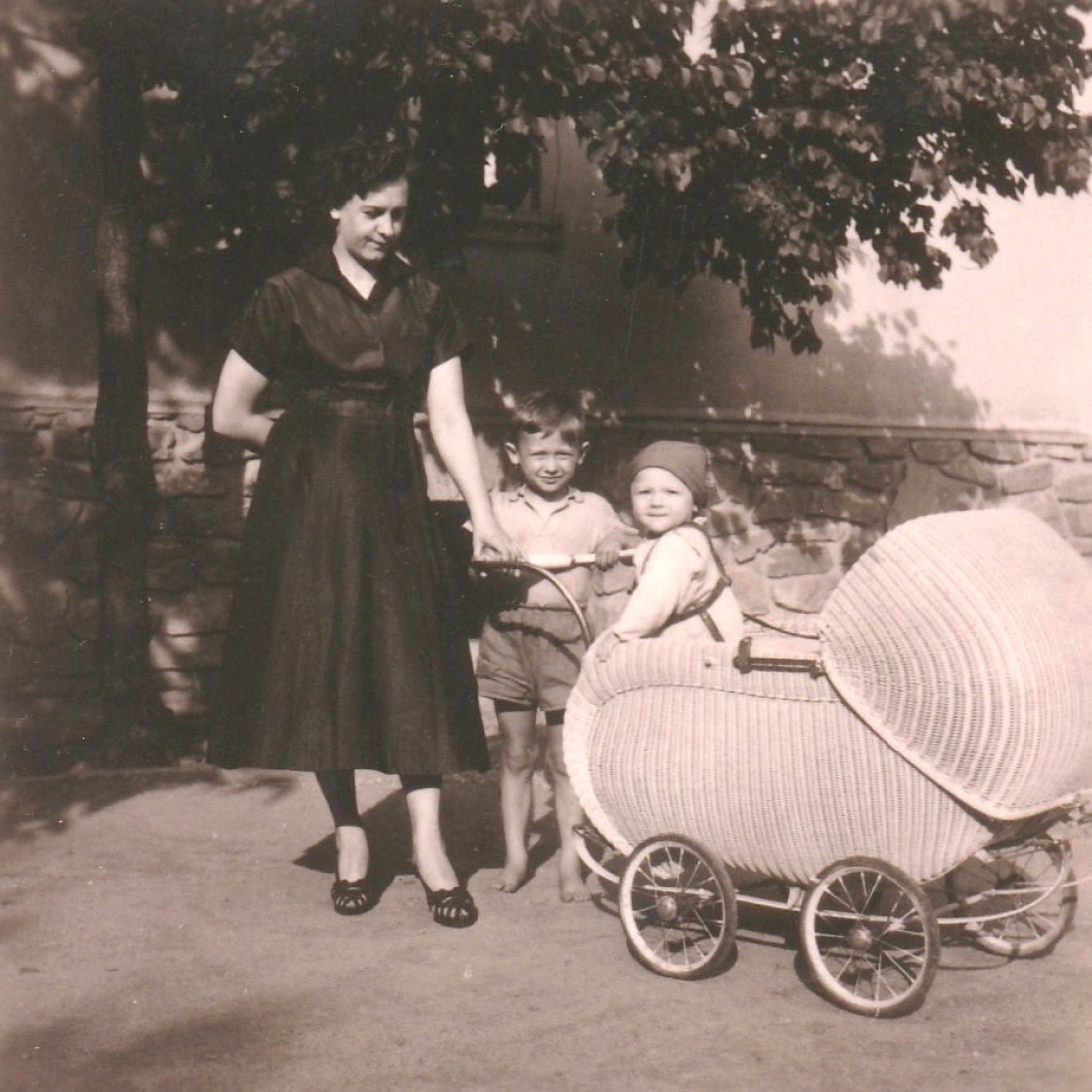Adele Gangoly (geb. Horvath, *1926/+1997) mit den Söhnen Alexander III. und Aladar am Kinderwagen (Wienerstraße 37)