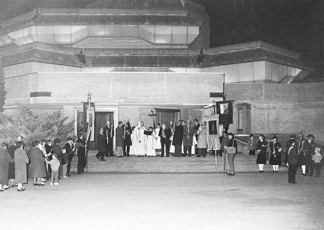 Zum Ende der Auferstehungsprozession am Karsamstag: Kirchenplatz mit Pfr. Walter Schwarz