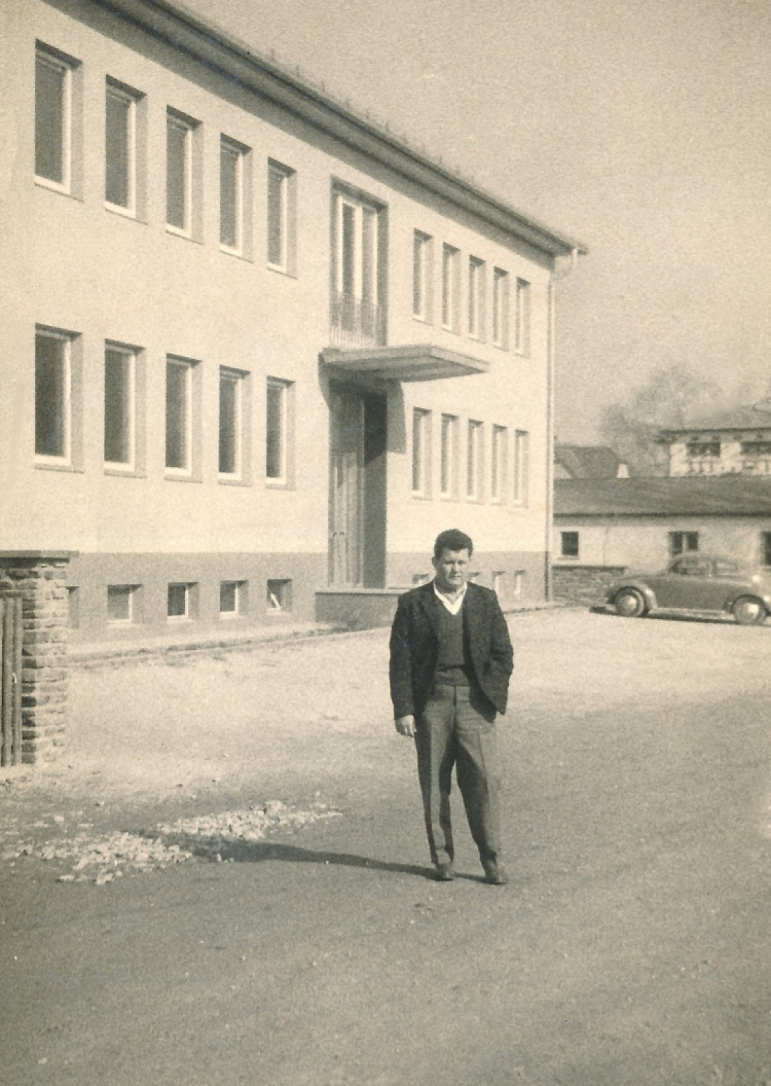 Hermann Pal (*1941/+2007) vor dem Verwaltungsgebäude der BEWAG (Graf Erdödystraße 10)