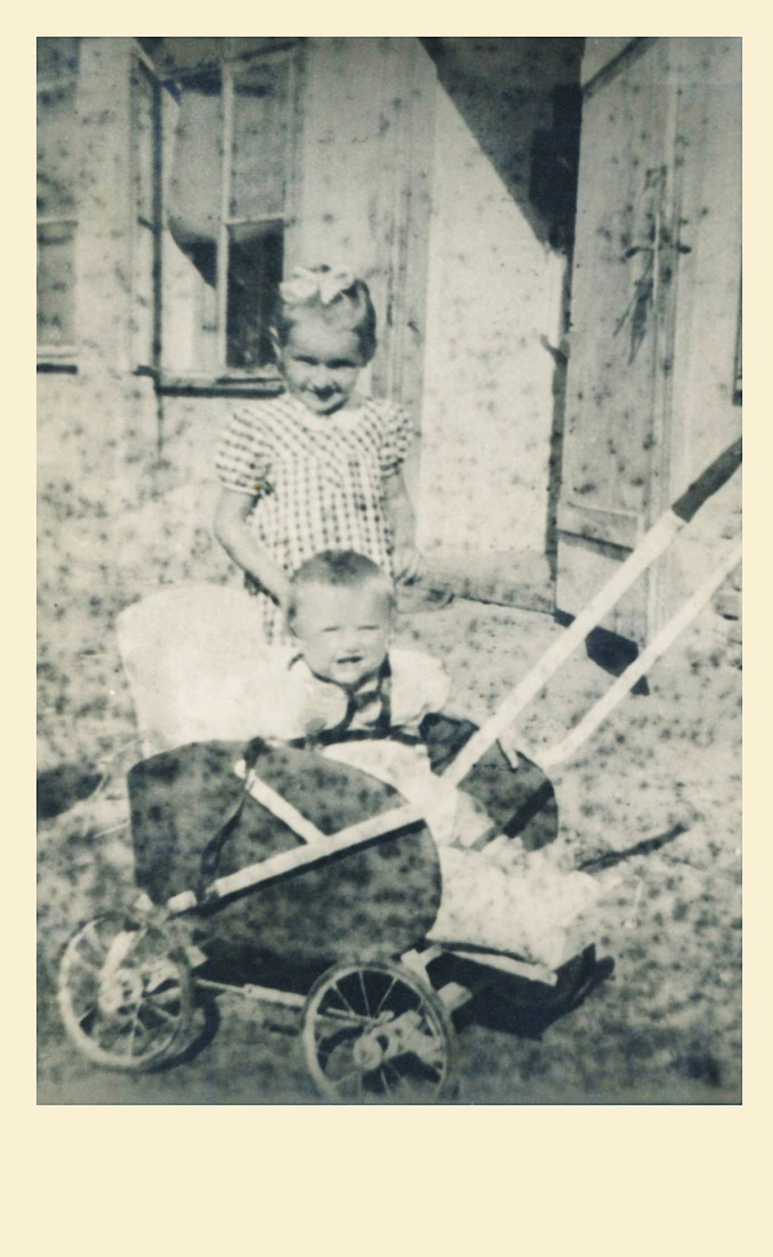 Die Töchter Helga und Elisabeth der Fam. Tölly - OW 626 / Eichendorffgasse 3 mit Kinderwagen