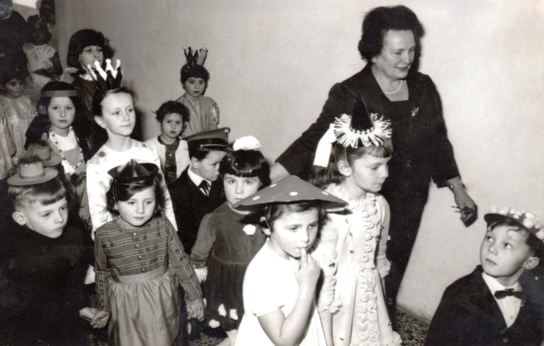 Einmarsch zum ÖVP-Kindermaskenball mit der Gattin von Bgm. Hatvagner, Agnes Hatvagner