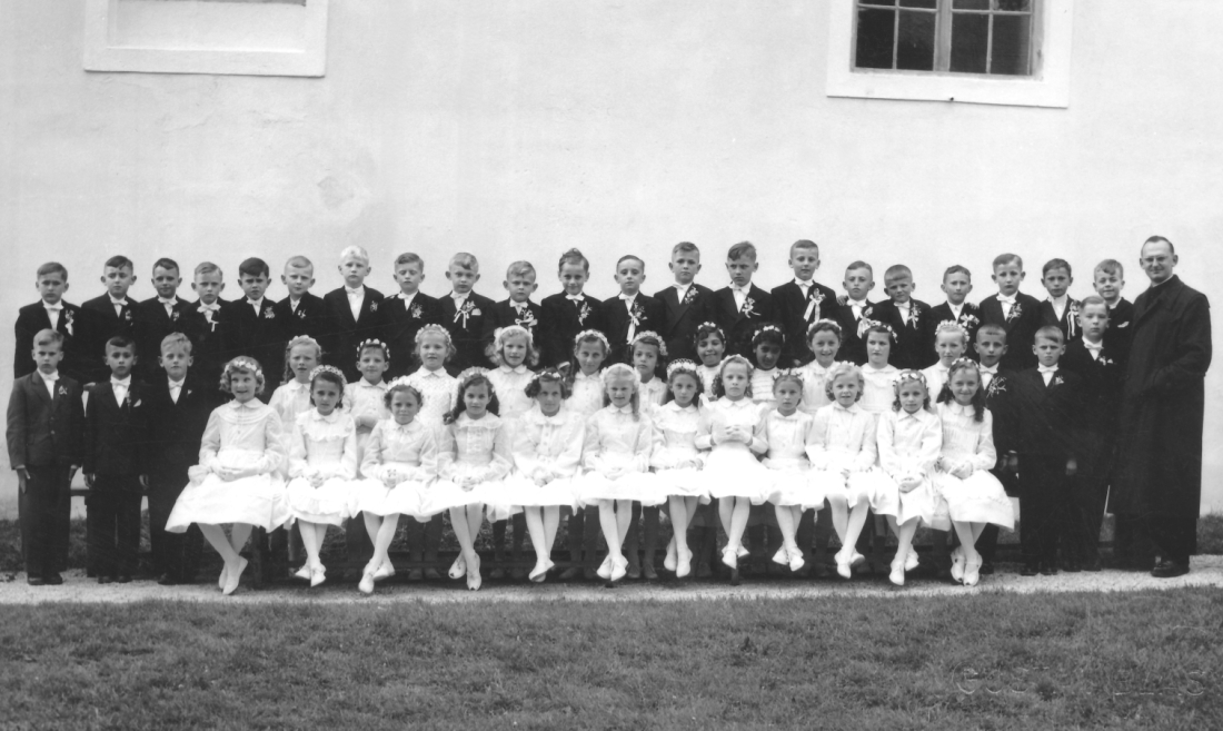 Röm. kath. Pfarre: Hl. Erstkommunion 1957 mit Kaplan Stefan Magyar