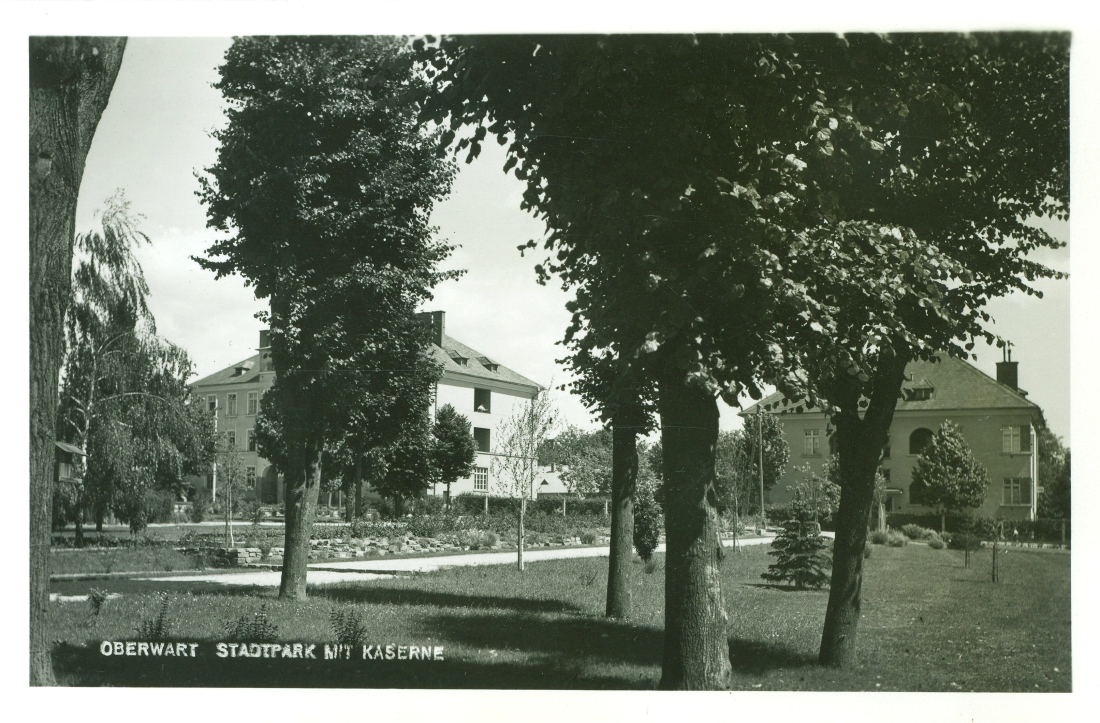 Blick durch den nordöstlichen Teil des Stadtparks auf die Kaserne