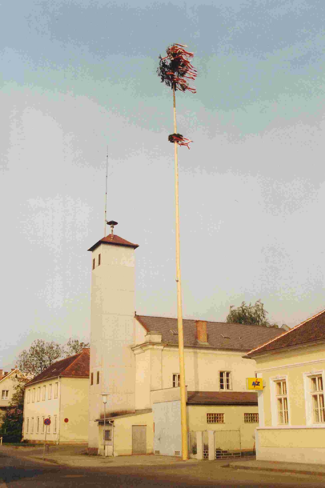 Blick gegen Osten in die Ambrosigasse mit Feuerwehrhaus und Maibaum