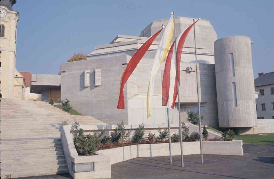 Die neue röm. kath. Osterkirche am Tage der Weihe