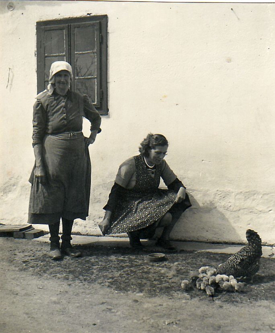 Amanda Kiss und Tochter Theresia Kiss mit Huhn und Küken