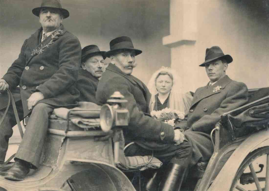 Hochzeit Lydia Horvath (*1917/+2001) und Janos Topler (*1915/+1992) - OW 342 / Grazerstraße: in der Hochzeitskutsche - Miklos/WagnerRuzsa