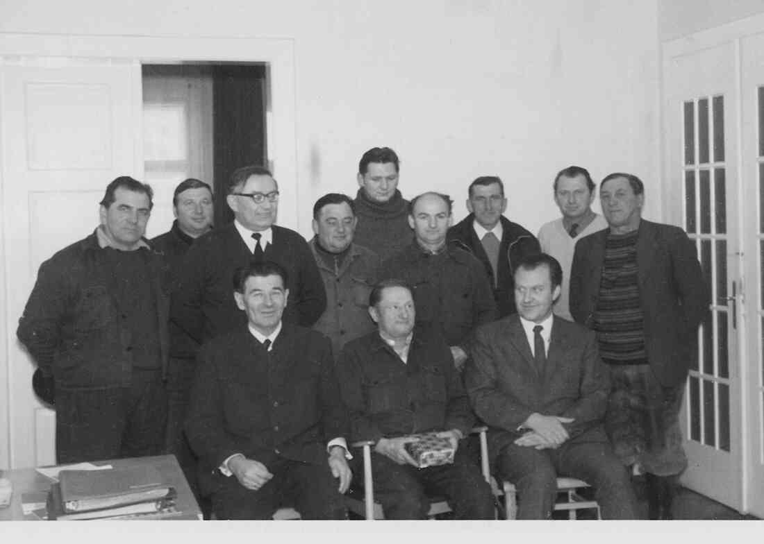 Landeswasserbaubezirksamt: Gruppenbild anlässlich des Pensionsantritts von Michael Benkö (*1909/+1999) - Gartner/Benkö/Schütter/Böcskör/Riczinger/Hetyei/Zambo/Gordan/Hadl/Benedek/Kuh/Hegedüs