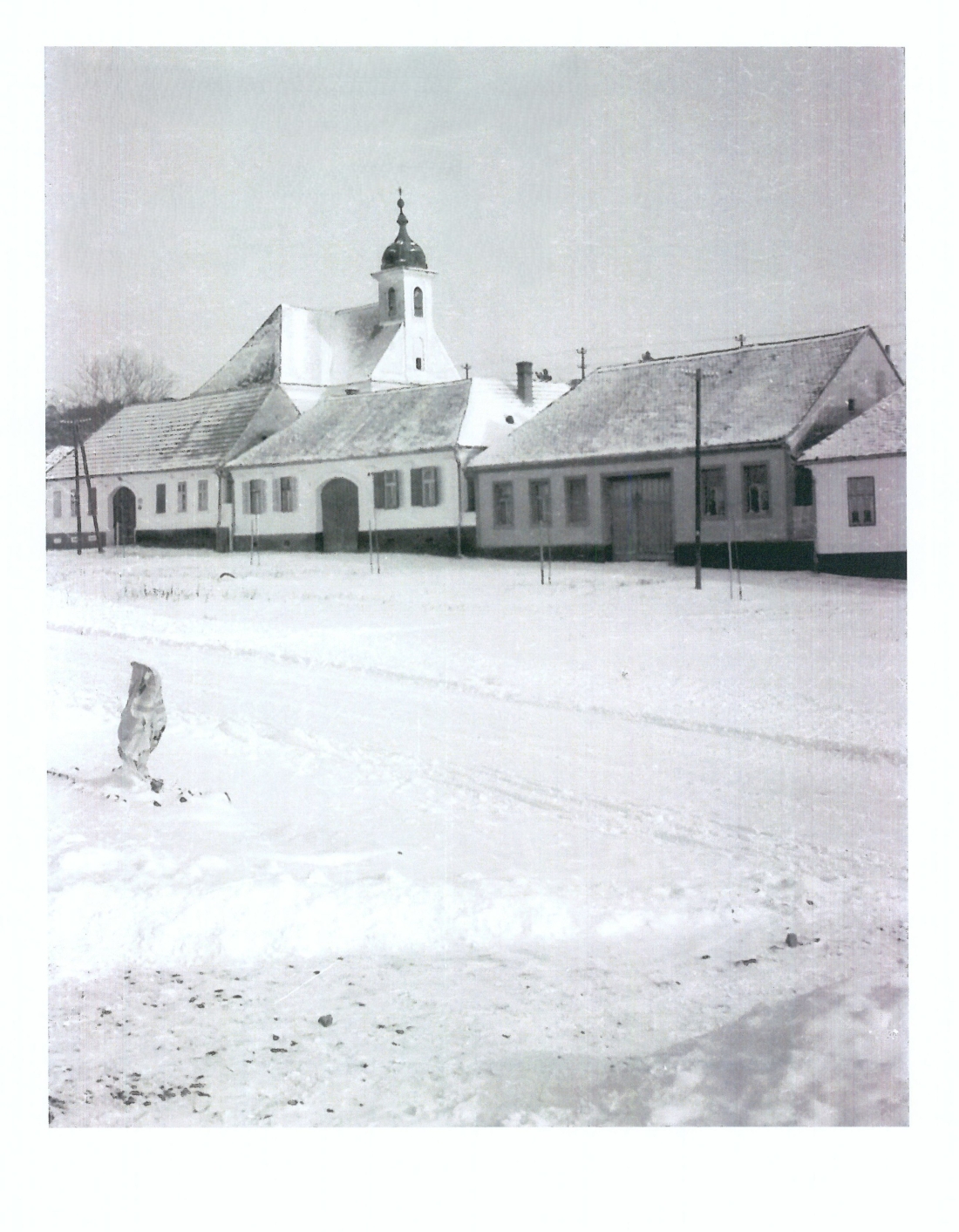 St. Martin: Blick über den Dorfanger auf die Kirche und die Häuser Oberwarter Straße 25, 27, 29 und 31