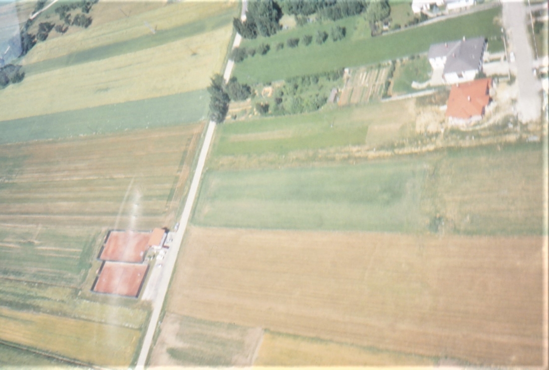 St. Martin: Flugaufnahme/Luftbild - Blick auf den neuen Tennisplatz und das noch unverbaute Gebiet rundherum