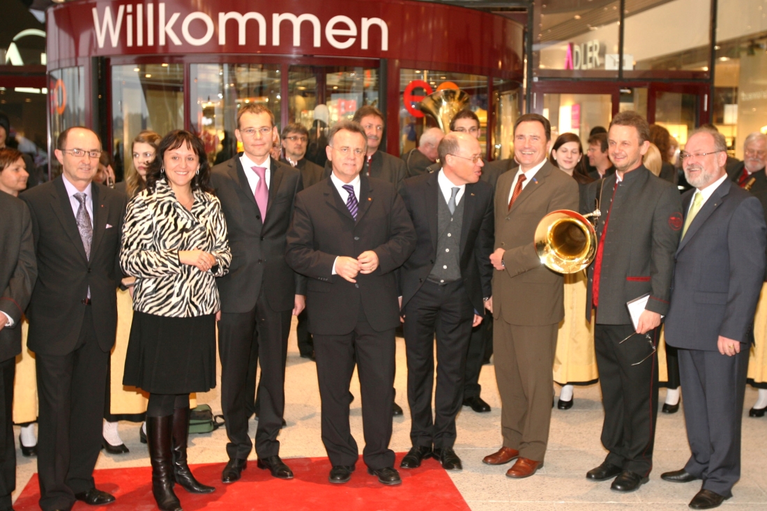 EO- Einkaufszentrum Oberwart (Europastraße 1): Eröffnung am 1. April 2009 - Balaskovics/Resetar/Rutter/Niessl/Harisch/Bieler/Schober/Pongracz