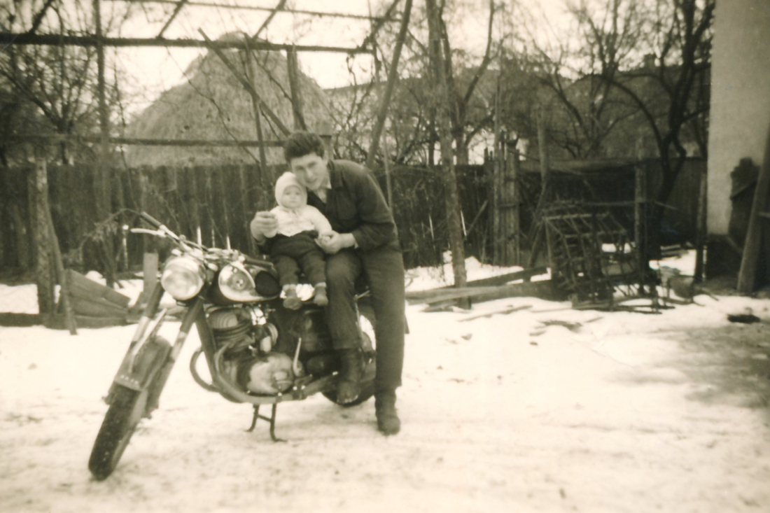 Brigitte Imre als Baby mit Alexander Adorjan auf dessen Motorrad, einer Puch SG 250 im Hof des Hauses Grazerstraße 55