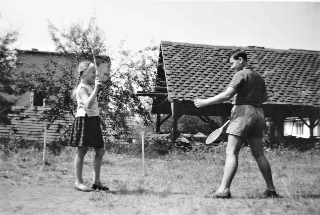 Helene (verh. Skoric) und Stefan Illes beim Federballspiel auf dem Grundstück Schlainingerstraße 12