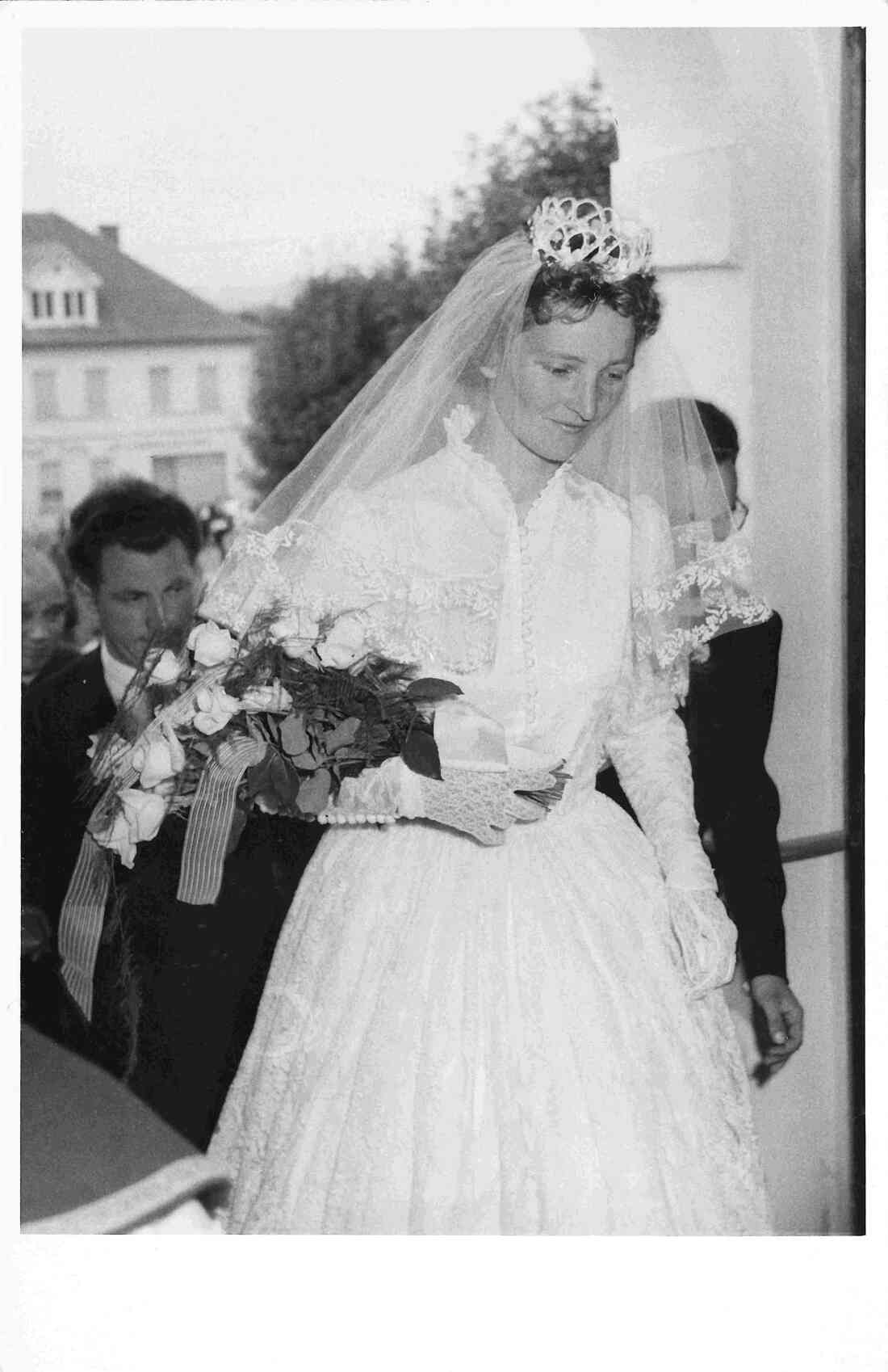 Hochzeit Erich Langer (*1934/+2010) und Elfriede Graf (*1936/+2015): die Braut zieht in die Kirche ein - Miertl