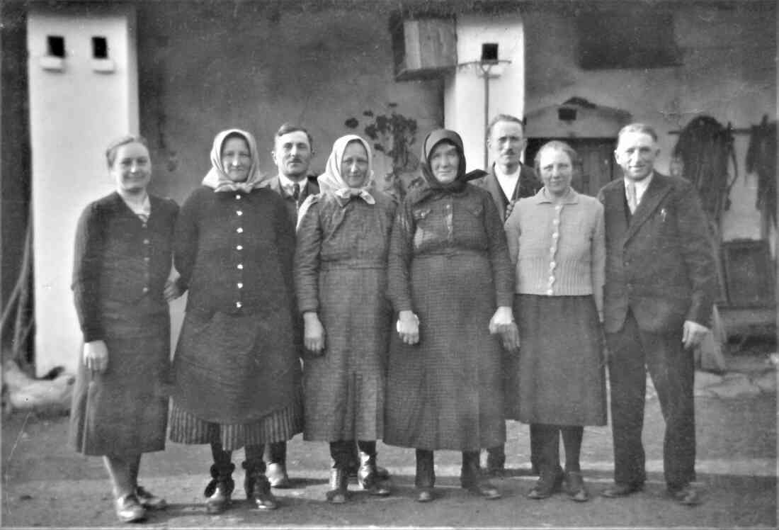 Die drei Tölly-Schwestern mit der Unterschützer Verwandtschaft (Elternhaus Tölly Ludwig und Elisabeth: OW 333 / Eichendorffgasse 3)