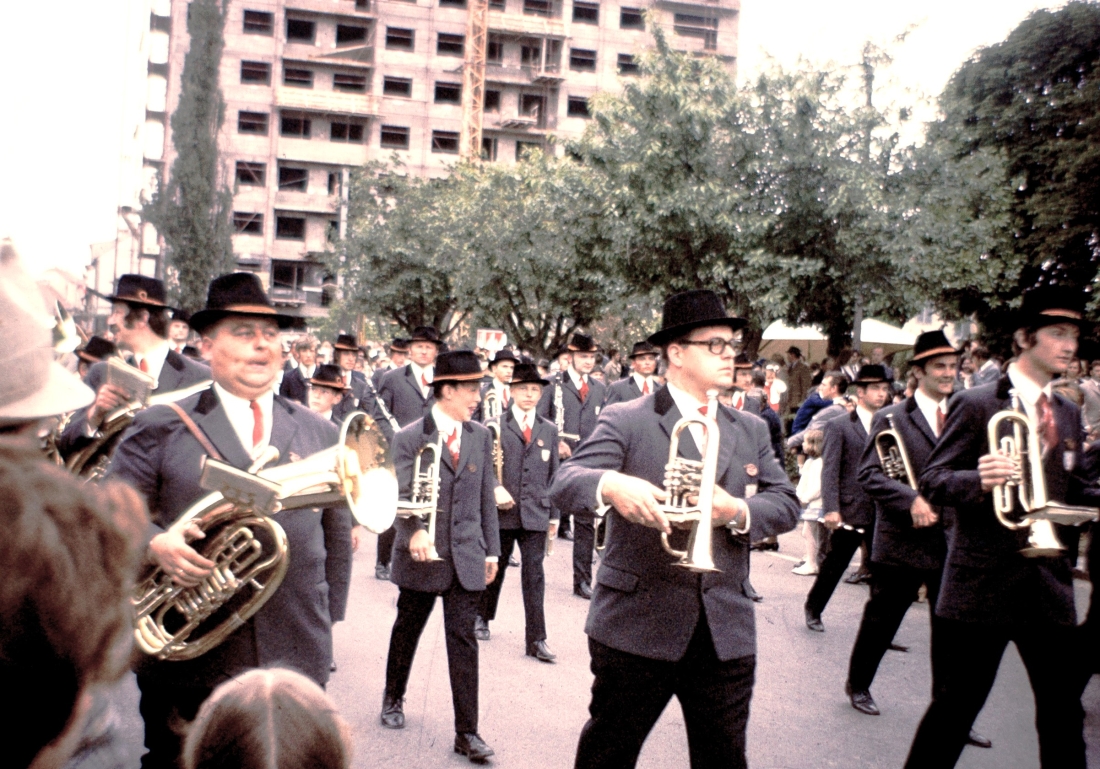 Stadtkapelle: Marschformation anlässlich des Festzuges zu 50 Jahre Burgenland mit dem Landesmusik- und Trachtenfest vom 28. - 30. Mai 1971 entlang des Hauptplatzes vor dem Stadtpark